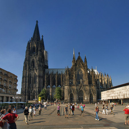 Touristen tummeln sich vor Kölner Dom