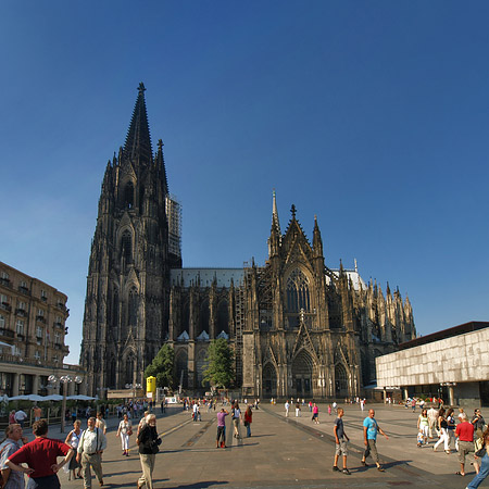 Touristen tummeln sich vor Kölner Dom Foto 