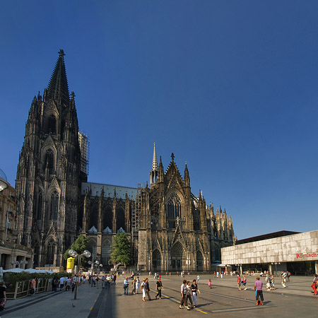 Foto Touristen tummeln sich vor Kölner Dom - Köln