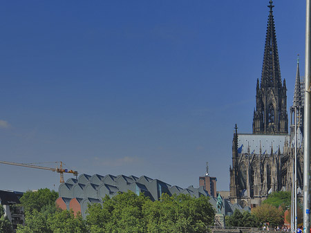 Dach der Kölner Philharmonie und Kölner Dom Foto 