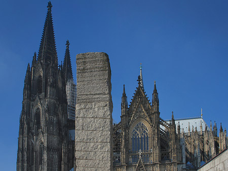 Säule steht vor Kölner Dom Fotos