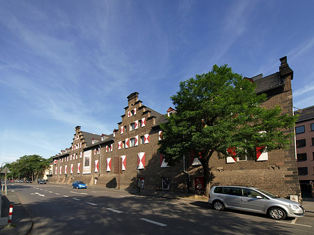 Kölnisches Stadtmuseum mit Straße