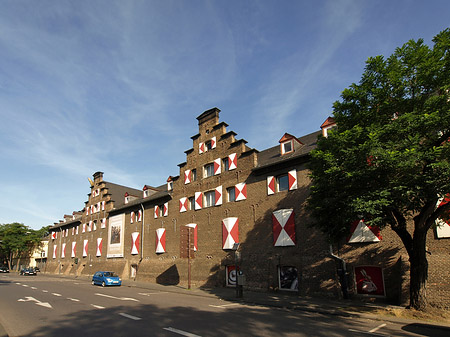 Foto Kölnisches Stadtmuseum mit Straße