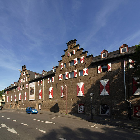 Foto Kölnisches Stadtmuseum mit Straße - Köln