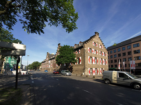 Foto Kölnisches Stadtmuseum mit Straße