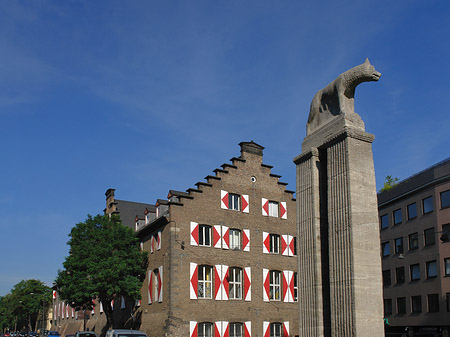 Wolfsstatue und Stadtmuseum Foto 