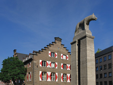 Wolfsstatue und Stadtmuseum Foto 