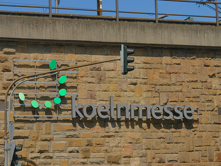 KölnMesse-Schild an Hochbrücke Foto 