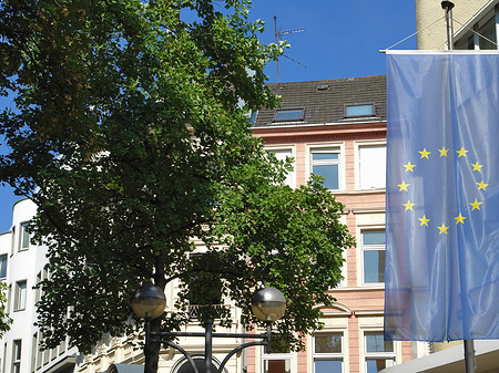 Mittelstraße mit Europafahne Foto 