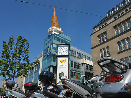 Neumarkt Galerie mit Mopeds Fotos