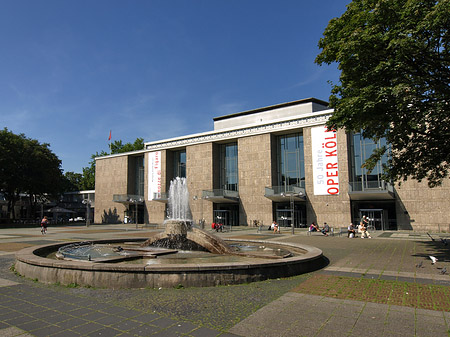 Oper Köln mit Brunnen Foto 