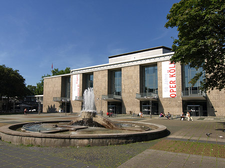 Oper Köln mit Brunnen