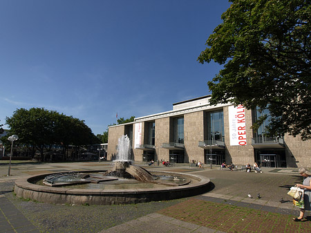 Oper Köln mit Brunnen