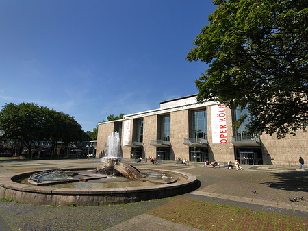 Oper Köln mit Brunnen