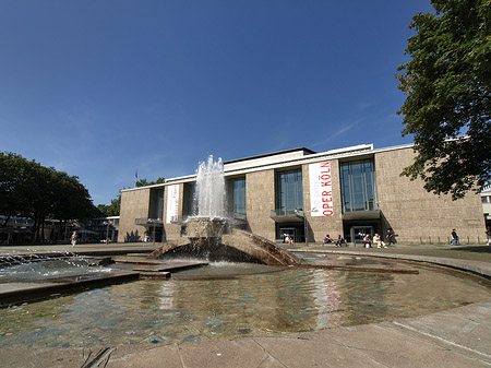 Oper Köln mit Brunnen