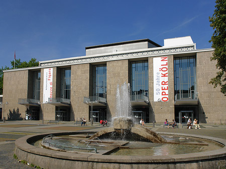 Oper Köln mit Brunnen Foto 