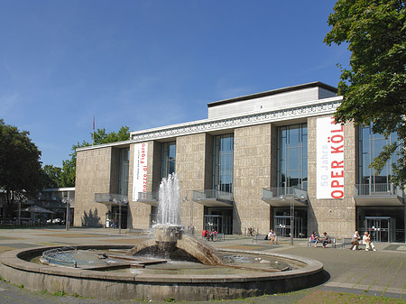 Oper Köln mit Brunnen Foto 