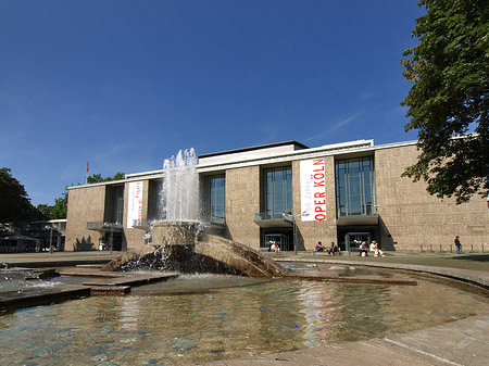 Oper Köln mit Brunnen Foto 