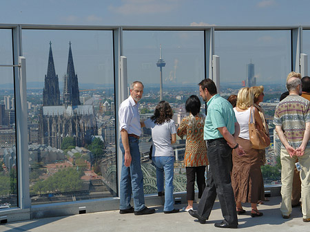 Besucher gucken auf den Kölner Dom Fotos