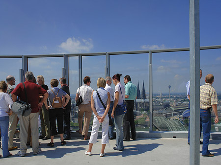 Besucher gucken auf Köln Fotos