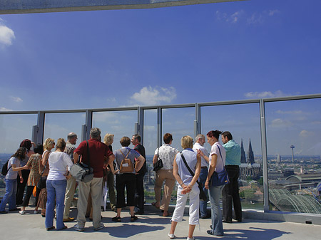 Foto Besucher gucken auf Köln