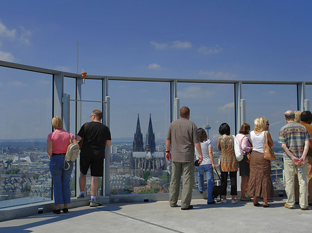 Besucher gucken auf Köln Foto 