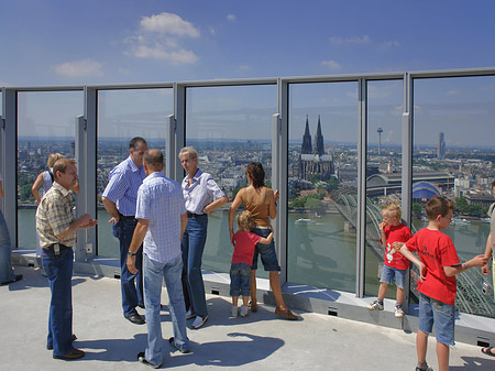 Besucher gucken auf Köln Fotos