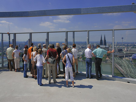 Foto Besucher gucken auf Kölner Dom und Hohenzollernbrücke