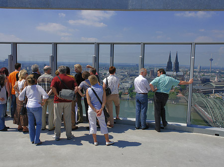 Foto Besucher gucken auf Kölner Dom und Hohenzollernbrücke