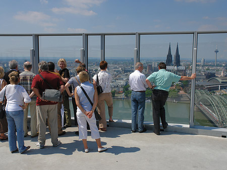 Besucher gucken auf Kölner Dom und Hohenzollernbrücke Foto 