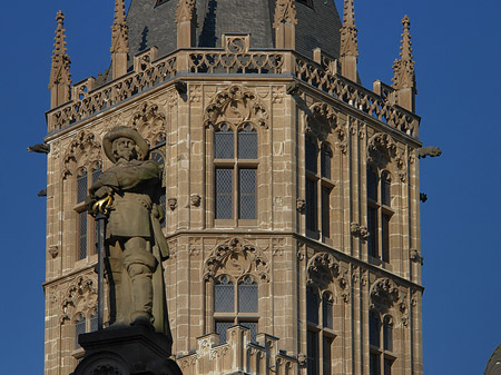 Platzjabeck vor dem Rathausturm Foto 