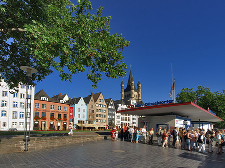 Schlange stehen für Köln-Düsseldorfer Foto 