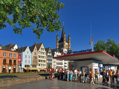 Schlange stehen für Köln-Düsseldorfer Fotos