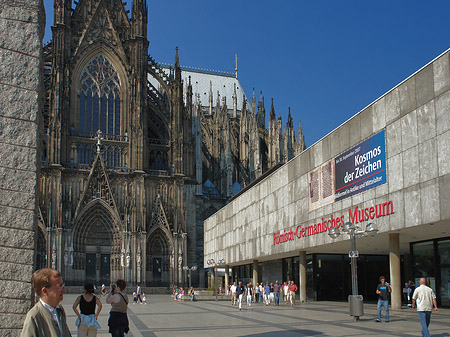 Foto Römisch-Germanisches Museum neben dem Kölner Dom