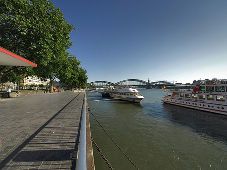 Schiff fährt über den Rhein Fotos