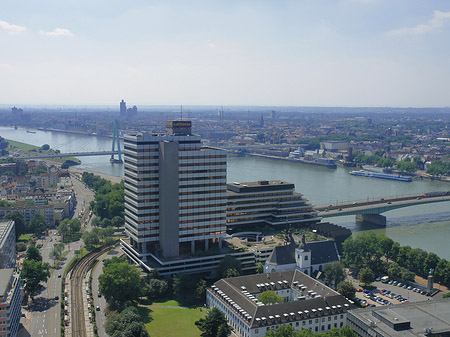 Severinsbrücke mit Lufthansa