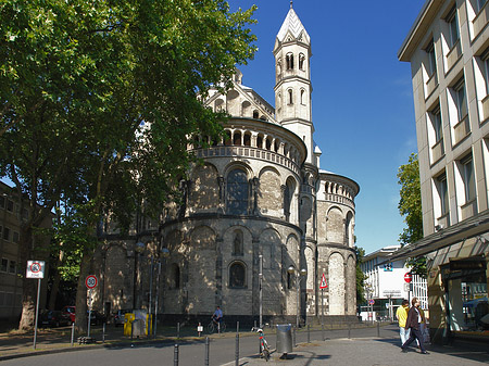 Seitentürme und Westturm der St Aposteln Fotos