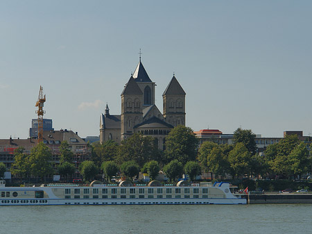 Schiff fährt vor St Kunibert Fotos