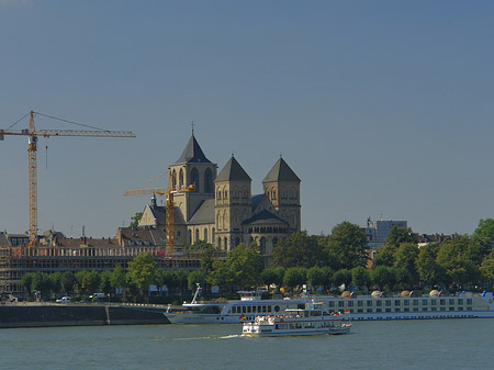 Fotos Schiff fährt vor St Kunibert | Köln