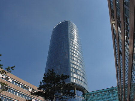 Foto Triangelturm hinter Häusern