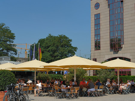 Schirme auf der Urbanstraße Fotos