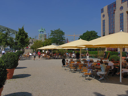 Foto Schirme auf der Urbanstraße - Köln